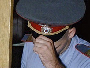 Мужчину, укусившего полицейского за ногу будут судить