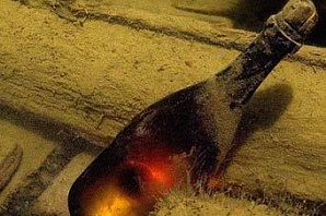 Шотландец выловил из моря столетнюю бутылку с посланием