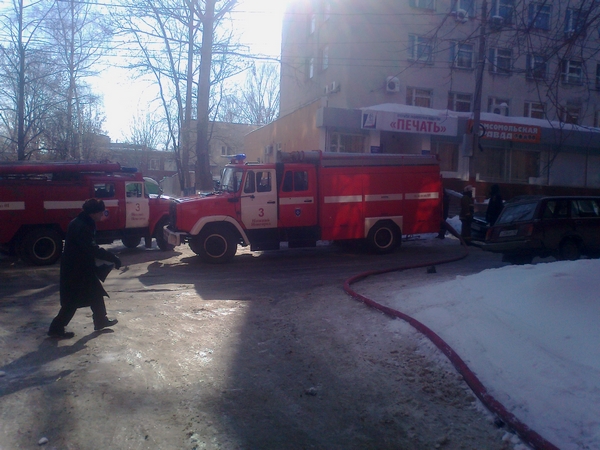 По сообщению пресс-службы МЧС, поступил сигнал о задымлении в газетном цеху типографии.jpg