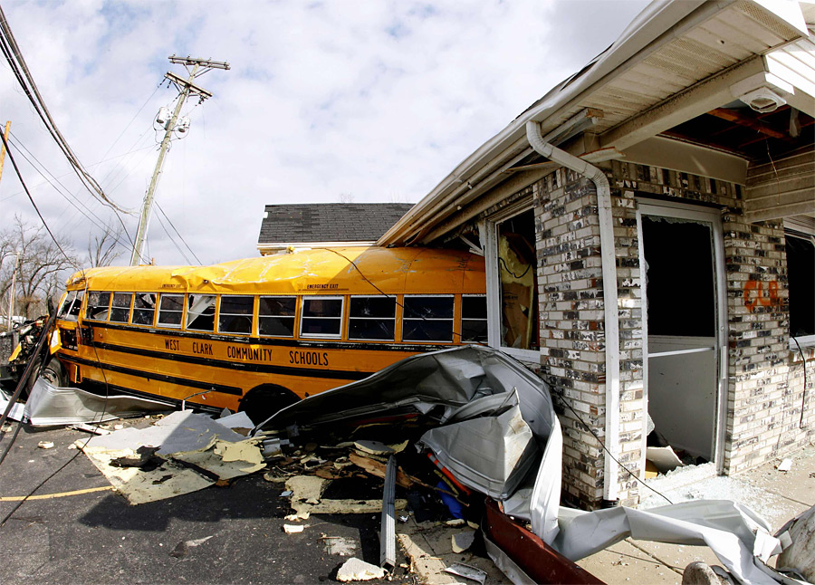 Последствия торнадо - школьный автобус.jpg