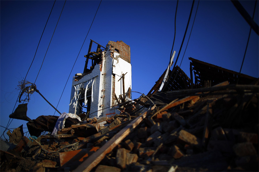 Последствия торнадо - разрушеный дом, обломки.jpg