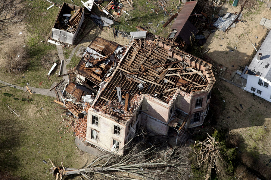 Последствия торнадо - разрушения, вид сверху.jpg