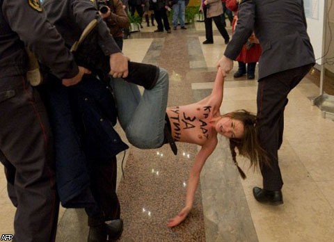 Активистка Femen при задержании.jpeg