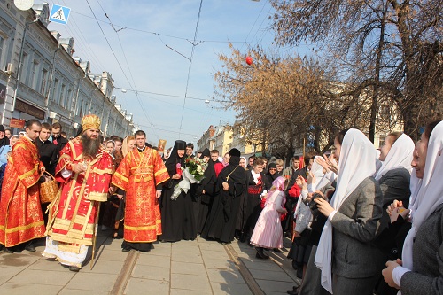 Владыка Георгий раздает пасхальные яйца студенткам училища.jpg