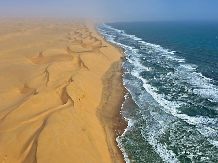 Пустыня Намиб встречается Атлантическим океаном, Намибия.jpg