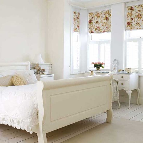 Белая комната с цветочными занавесками.jpg