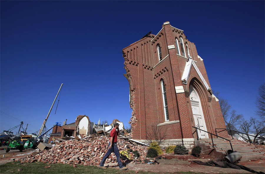 Последствия торнадо - разрушеная церковь.jpg