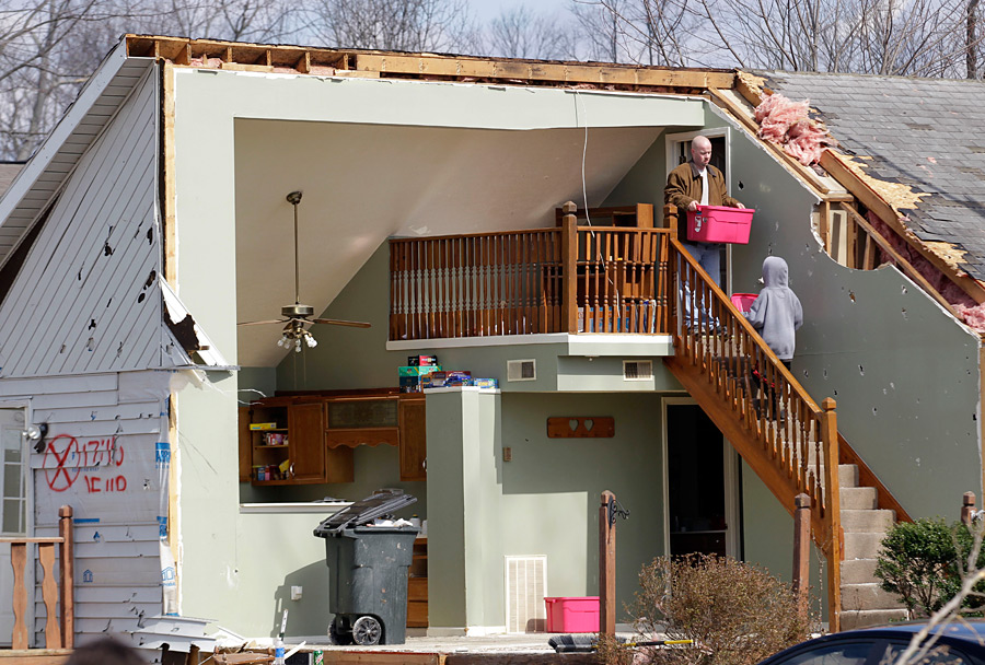 Последствия торнадо - разрушения дома.jpg