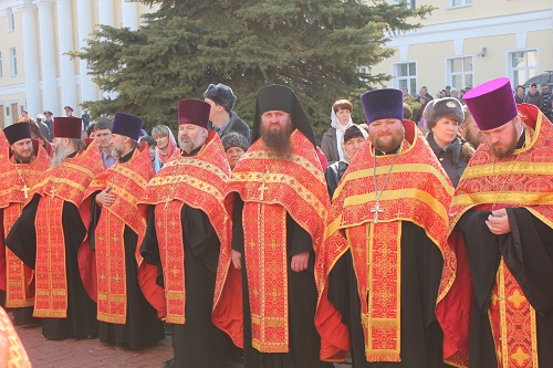 На Крестный ход собралось около 100 священнослужителей..jpg