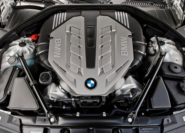 2011-BMW-750Li-Engine-600x432.jpg