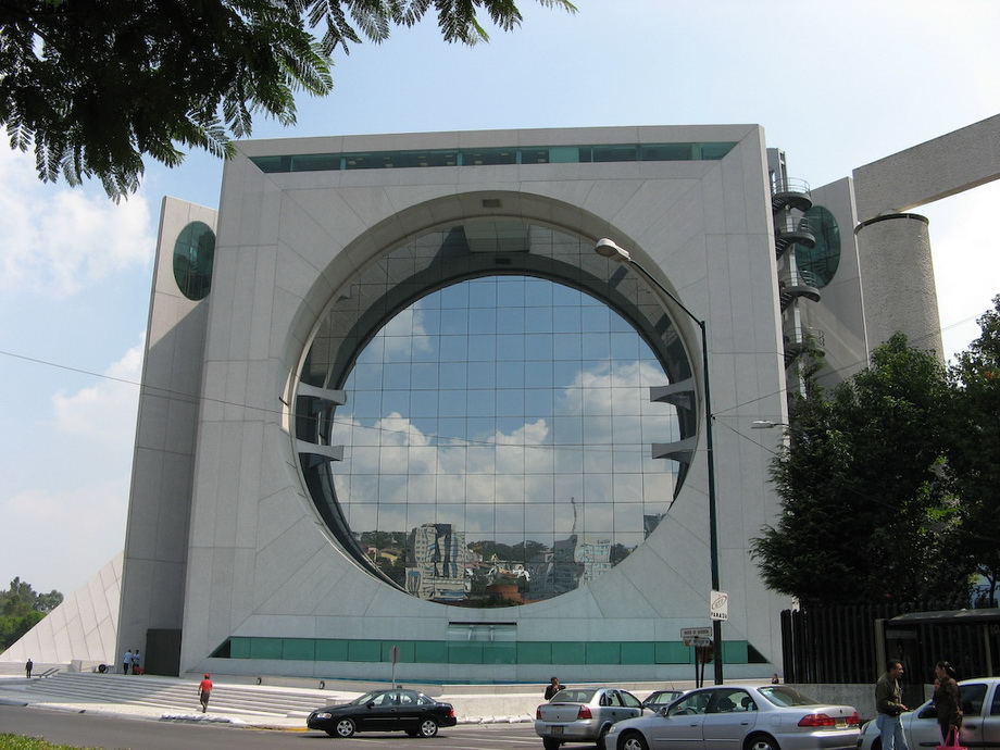 Calakmul building - здание в виде гигантской стиральной машины в Мехико.jpg