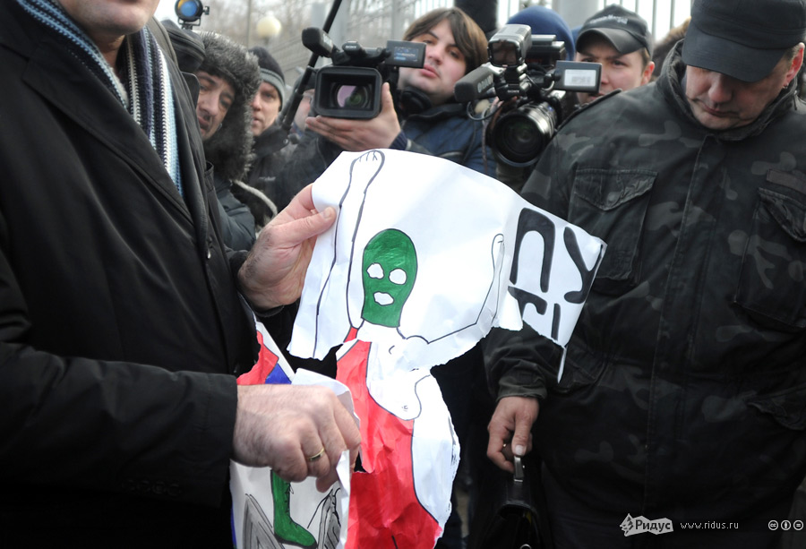 Православный активист у здания Мосгорсуда во время суда над участницами группы Pussy Riot..jpg