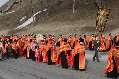 Священнослужители шли вдохновенные светлым праздничным настроением Воскресения Христова.jpg