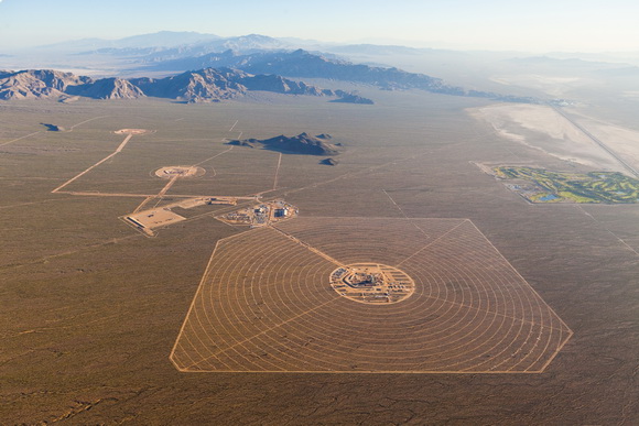 Комплекс солнечных электростанций Ivanpah в пустыне Мохаве на территории Калифорнии, США.jpg
