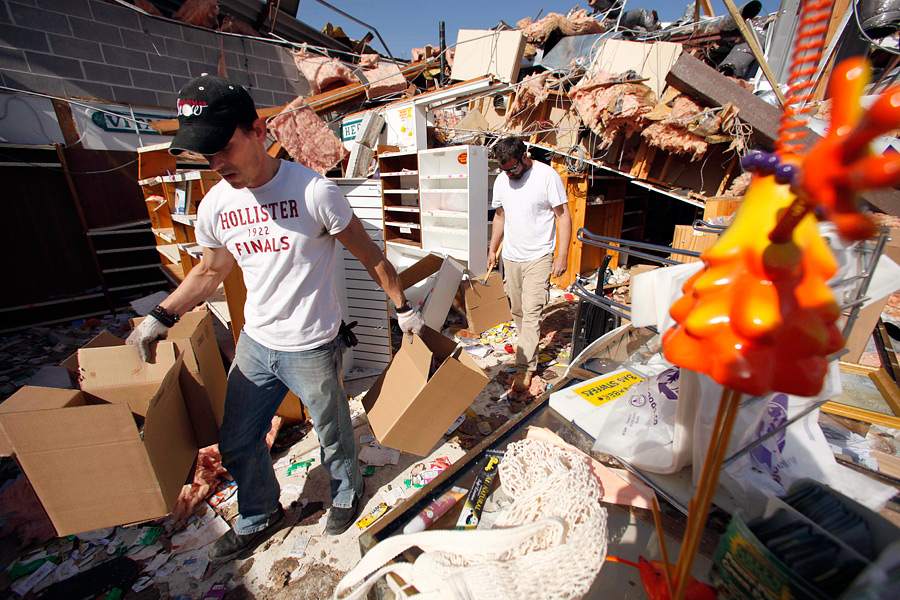 Разрушенный торнадо магазин.jpg