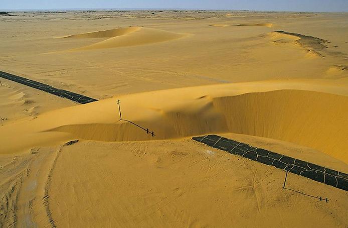 Начнем с пейзажа долины реки Нил в Египте и дороги, прерванной песчаной дюной.jpg