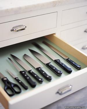 Ножи, разложенные в ящике