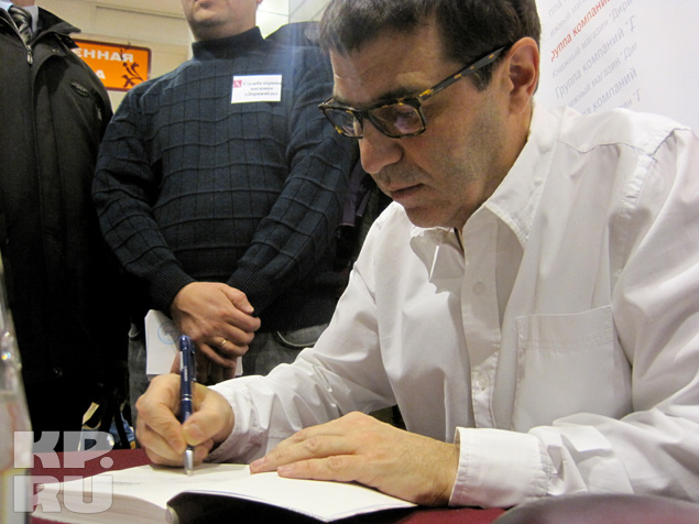 Евгений Гришковец раздал поклонникам автографы.jpg