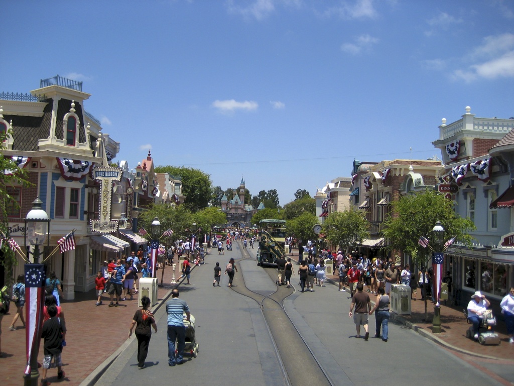 Disneyland_Main_Street.jpg