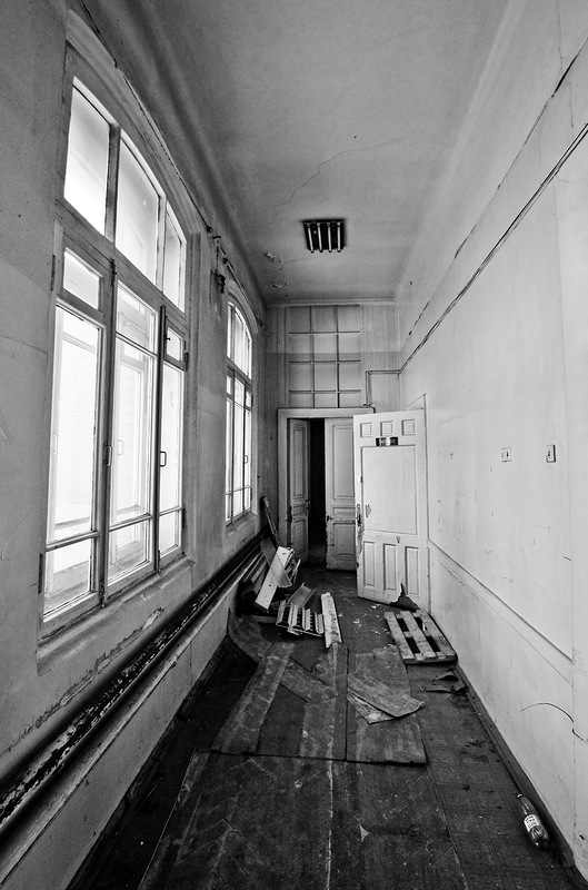 Пустующие коридоры пронизывают здание.jpg