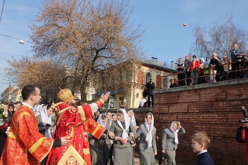 По дороге митрополит Георгий поздравлял нижегородцев с праздником святой Пасхи.jpg