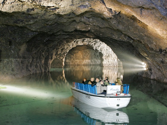 Подземное озеро Seegrotte.jpg
