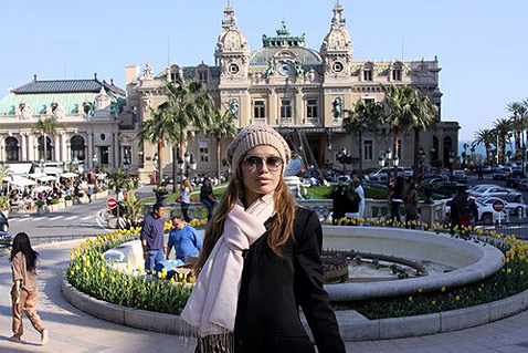 Виктория Боня на фоне знаменитого казино в Монако.jpg