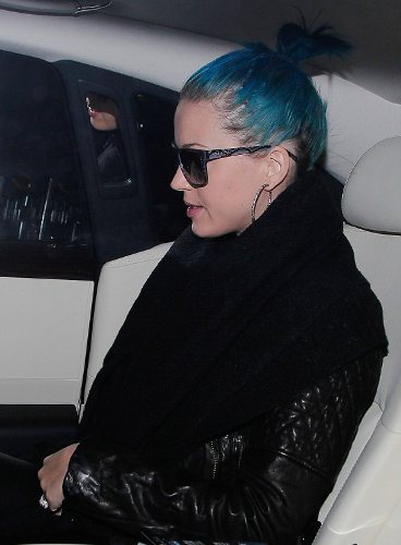 Синие волосы с отросшими черными корнями - что может быть хуже.jpg