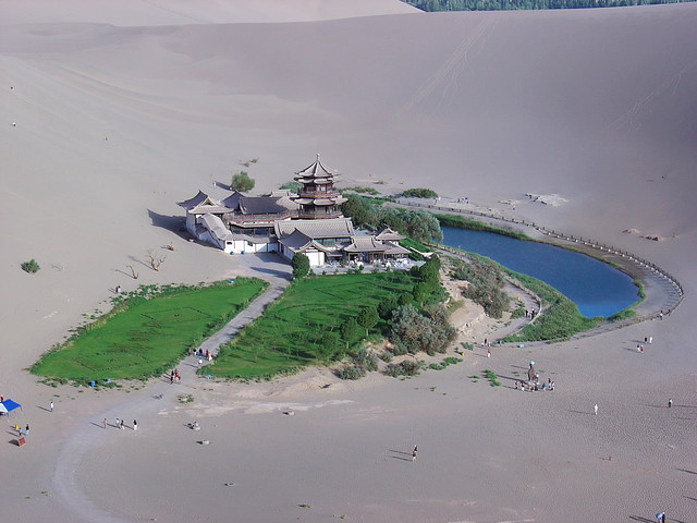Еще один прекрасный пейзаж из Китая, оазис озера Юэяцюань в пустыне Гоби.jpg