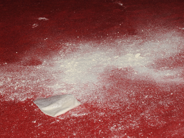 Мука на красной ковровой дорожке.jpg