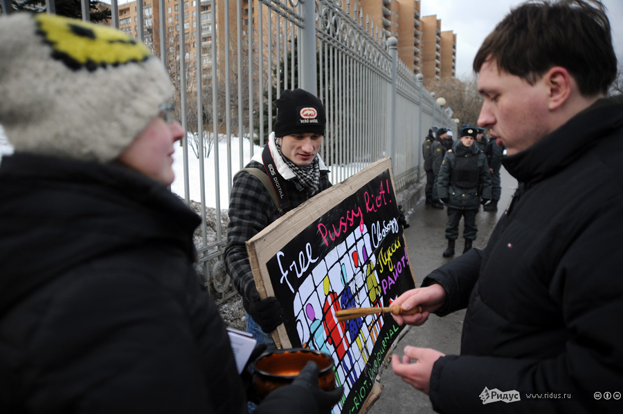 Православные активисты окропляют святой водой пикетчика у здания Мосгорсуда во время суда над участницами группы Pussy Riot.jpg