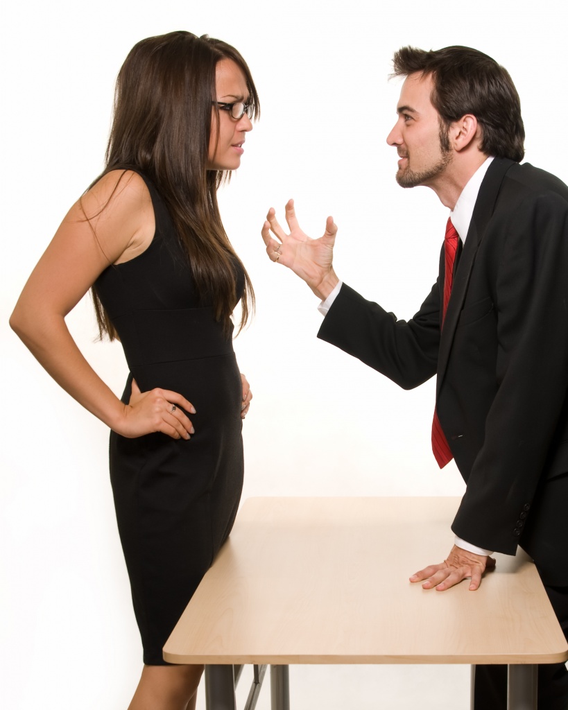 женщина и мужчина спорят.jpg