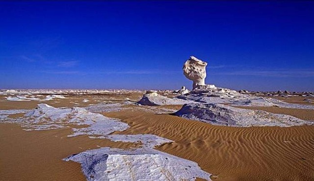 Национальный египетский парк под названием Белая пустыня, когда-то очень давно эта пустыня была дном океана.jpg