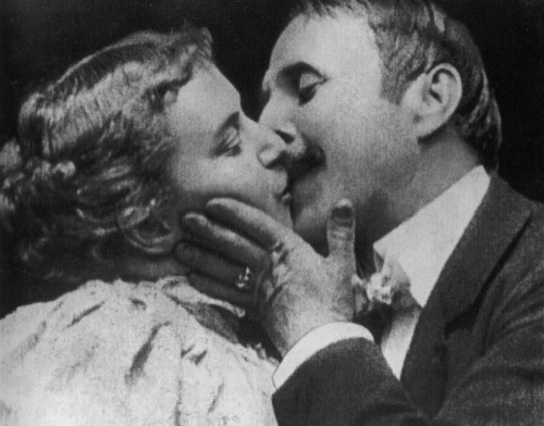 Поцелуй из короткометражной ленты «Поцелуй» 1896 года