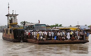 В Бангладеш затонул паром, на борту которого находились 300 человек