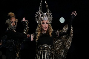 Мадонна взялась за оружие