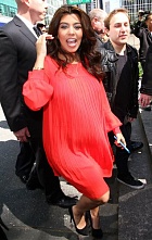 Беременная Кардашьян споткнулась на высоких каблуках и чуть не упала