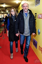 Александр Гордон появился на премьере фильма «Атомный Иван» с молодой супругой