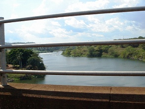 В Уганде мост рухнул под тяжестью грузовика, погибли 23 человека