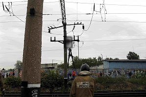 Подросток повис на проводах высокого напряжения