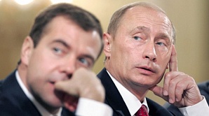 Медведев и Путин потеряли доверие россиян