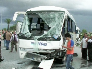 В Турции автобус с россиянами врезался в грузовик