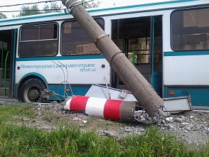 Водитель социального автобуса врезался в столб в Нижнем Новгороде (ФОТО)