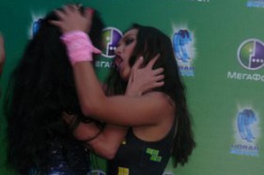 Солистки группы "Серебро" страстно поцеловались (ФОТО)