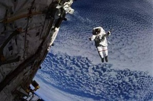  Российские космонавты вышли в открытый космос
