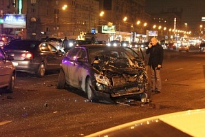Дорожных строителей в Москве сбила иномарка