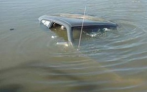 Автомобиль упал в реку в Москве