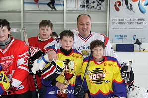 Олег Кондрашов поздравил хоккеистов с победой