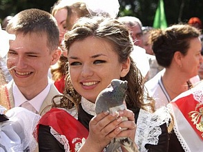 Российские школьники отмечают сегодня последний звонок (ВИДЕО)