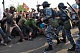 Во время митинга оппозиции пострадали более 30 полицейских